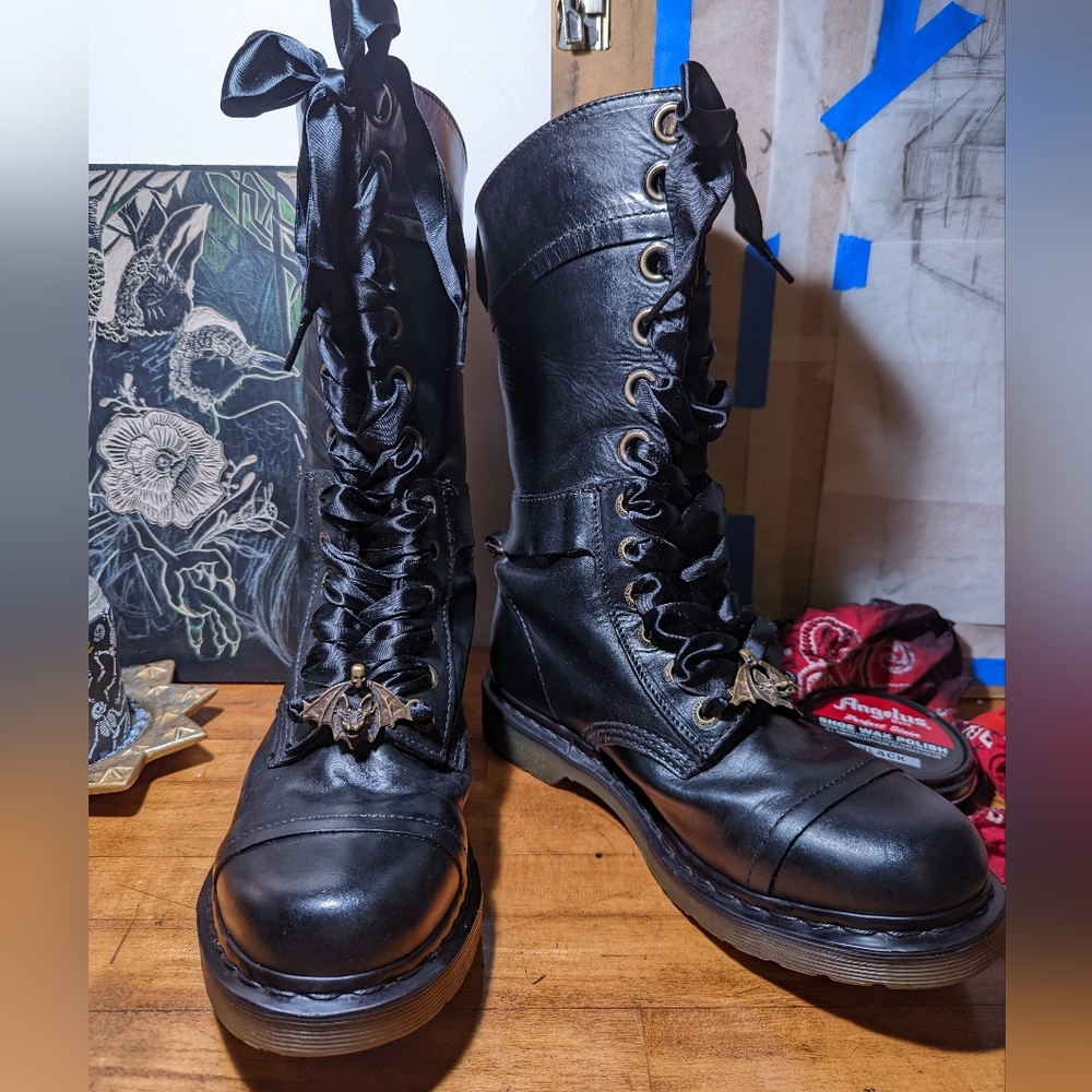 Dr Martens Triumph Boots